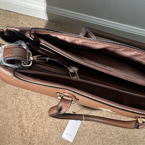 Karla Hanson handbag. I believe it to be a businesslike bag. Perhaps for travel - Picture 13 of 16